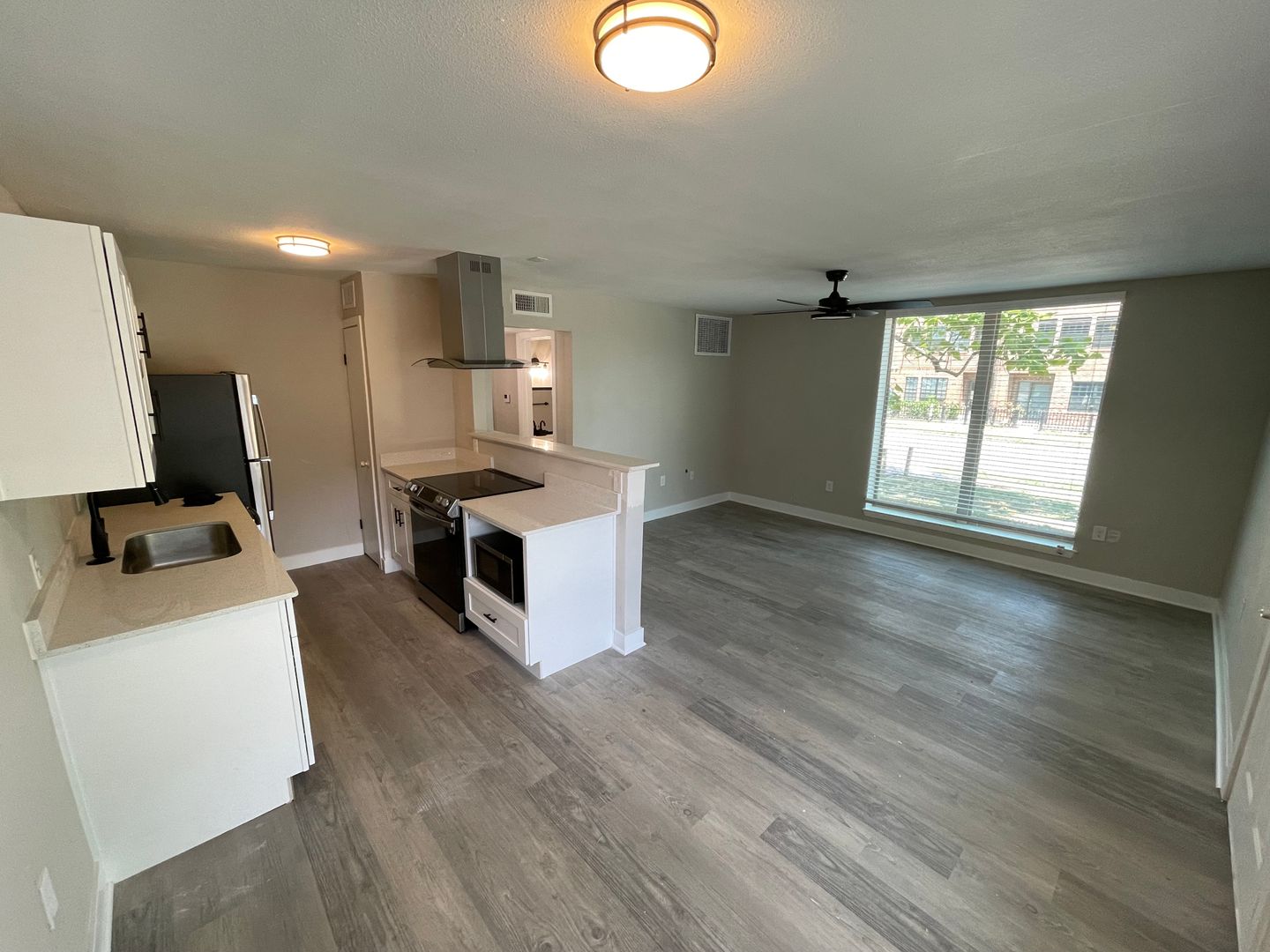 Dallas Apartment: 615 Elsbeth St