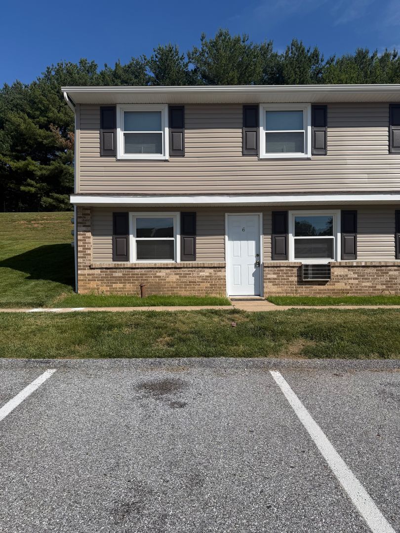 Spring Grove Apartment: 25 E Third Ave. (Building A-1 through L-6)