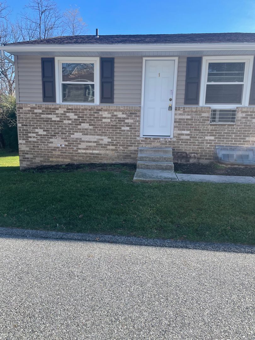 Spring Grove Apartment: 25 E Third Ave. (Building A-1 through L-6)