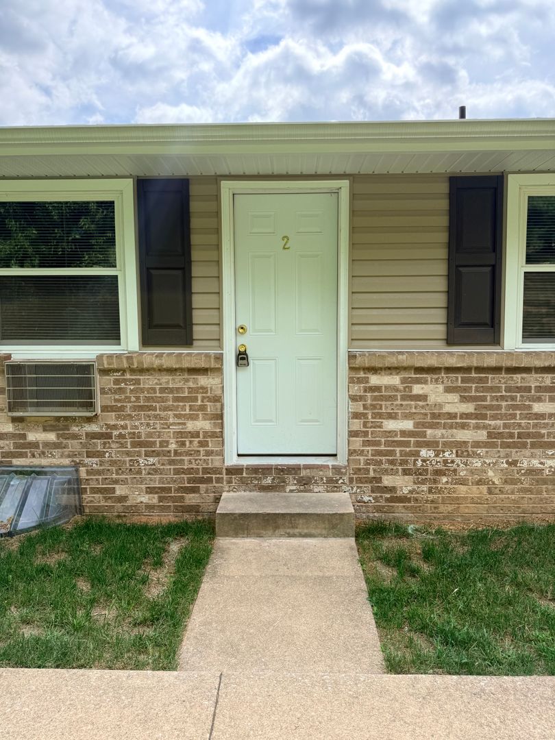 Spring Grove Apartment: 25 E Third Ave. (Building A-1 through L-6)
