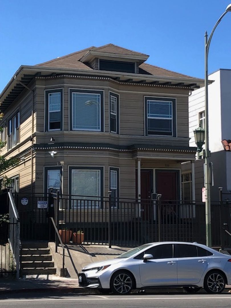 Oakland Apartment: 937 International Blvd