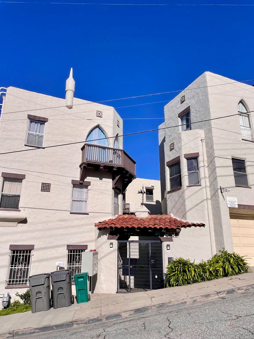 Oakland Apartment: 2609 Ivy Drive