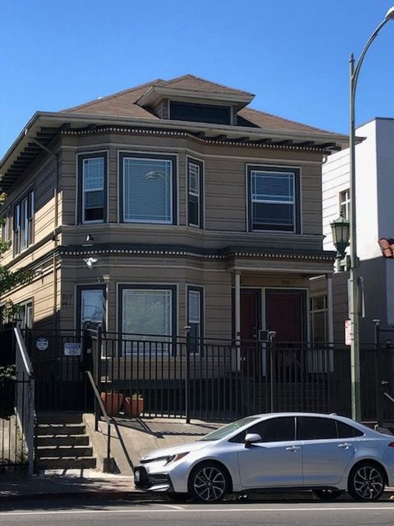 Oakland Apartment: 937 International Blvd