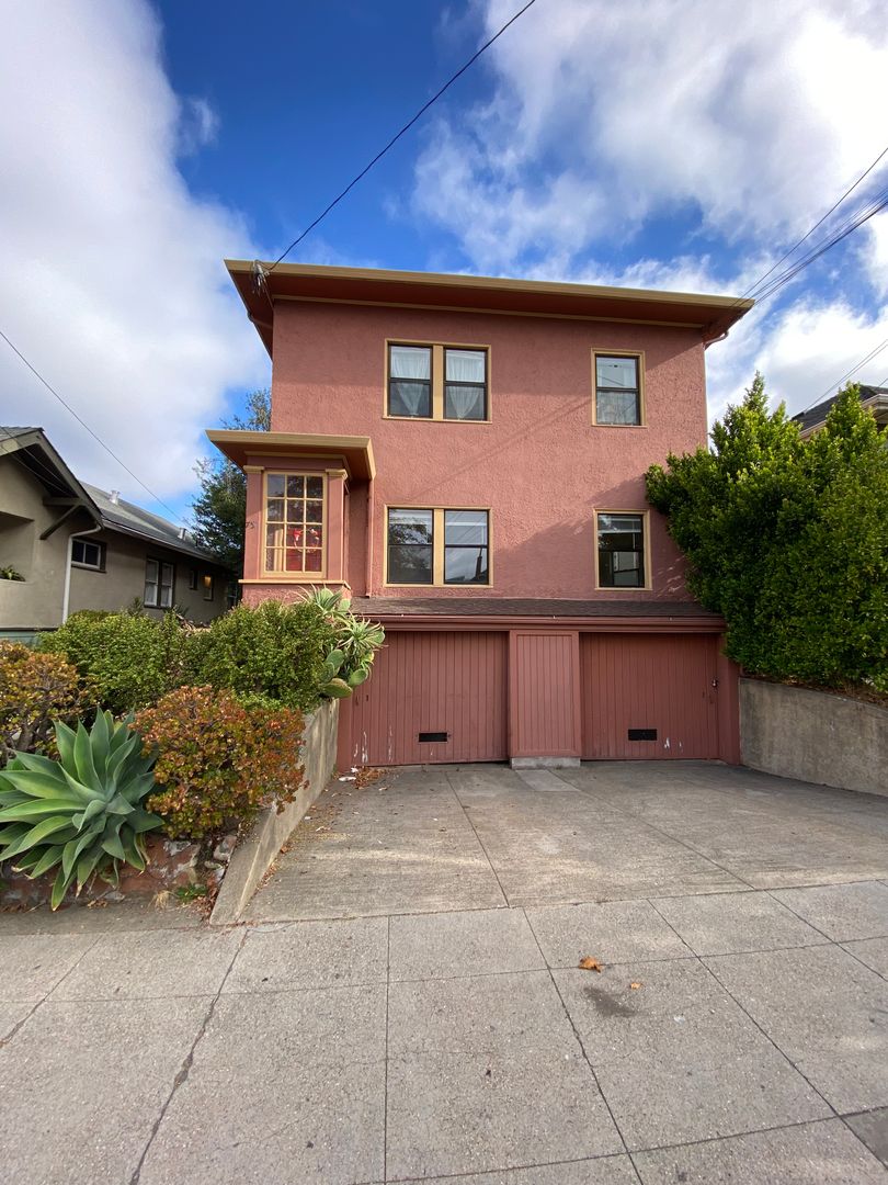 Oakland Apartment: 752 55th St