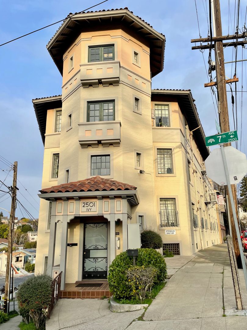 Oakland Apartment: 2501 Ivy Dr