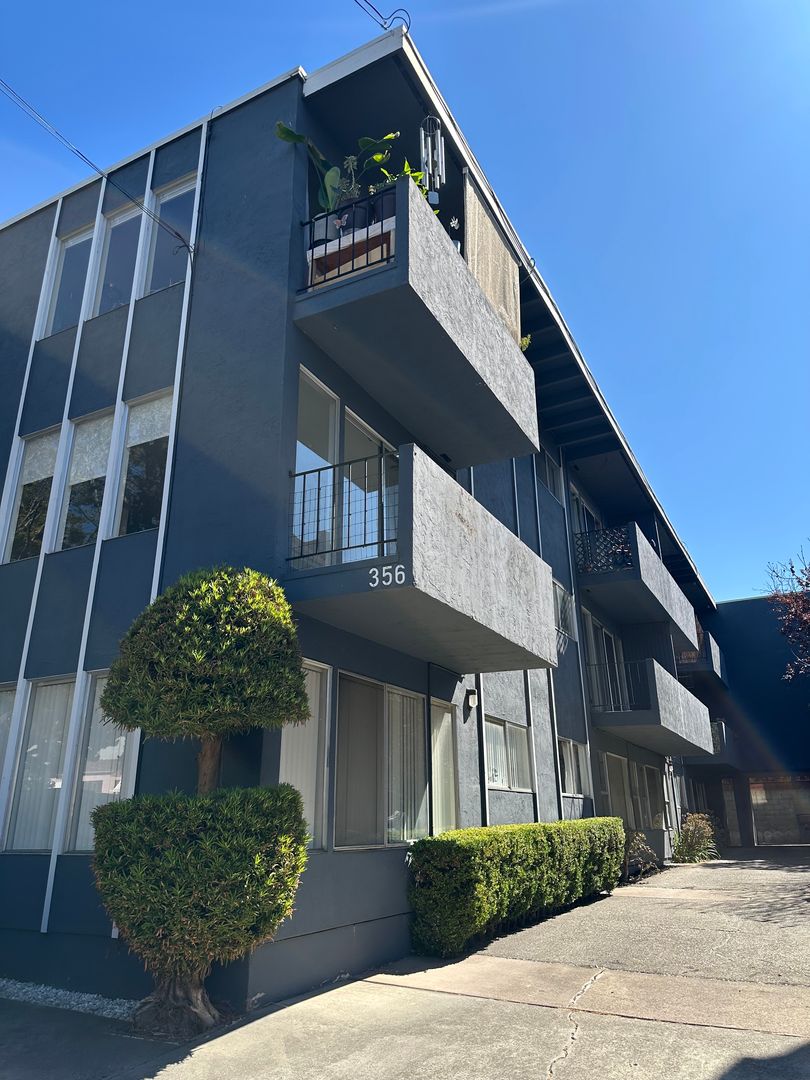 Oakland Apartment: 356 Jayne Ave