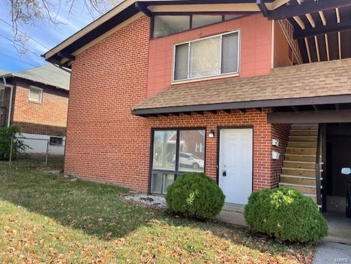 Two bedroom one bathroom first floor apartment home at the end of a quiet street. – photo 1