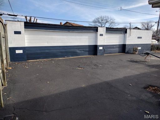 Two car Garage available ASAP for lease – photo 1