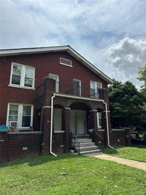 Nicely updated 1-bedroom, 1-bathroom 1st floor apartment – photo 1