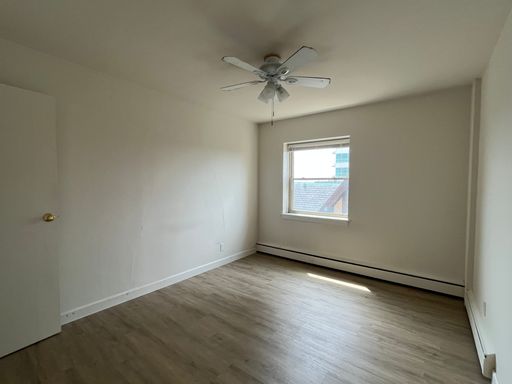 Bright 1BR/1B with Heat Included! – photo 1