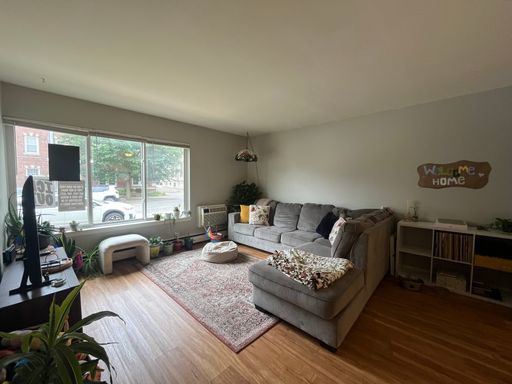 Beautiful 2BR/1B Near UWM and Oak Leaf Trail- Heat Included! – photo 1