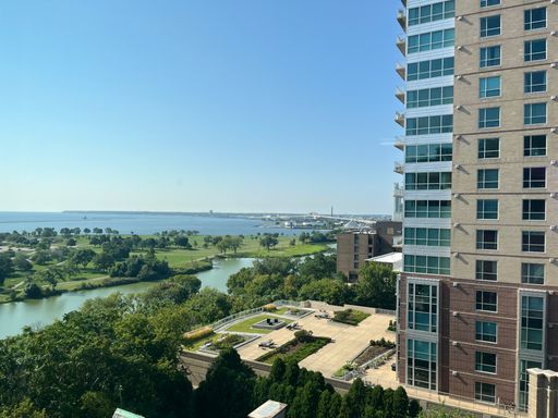 Southeast View 1BR/1B with Heat Included! Close to Lake – photo 1