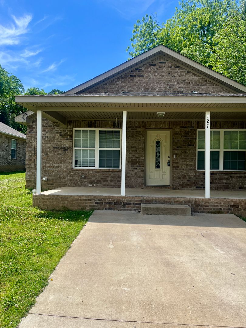 Jonesboro House: 127 Drake