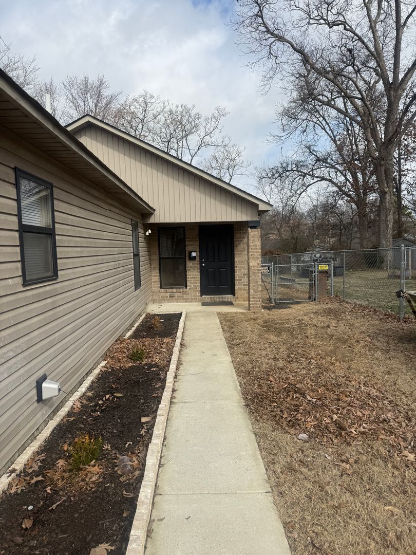 Jonesboro Apartment: 636 W Oak St