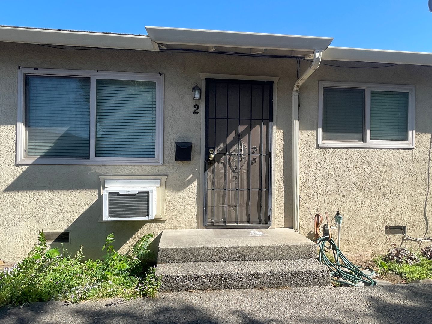 Oakdale Apartment: 540 Gilbert Ave - 2