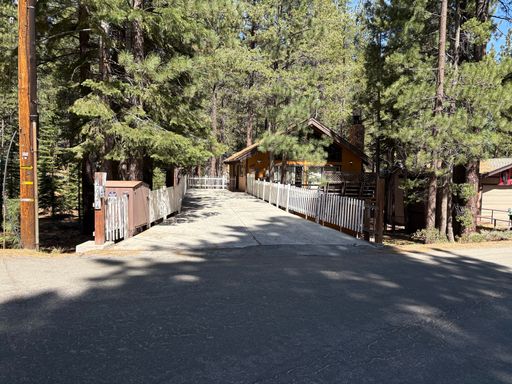Large mountain home with hot tub on the deck – photo 1