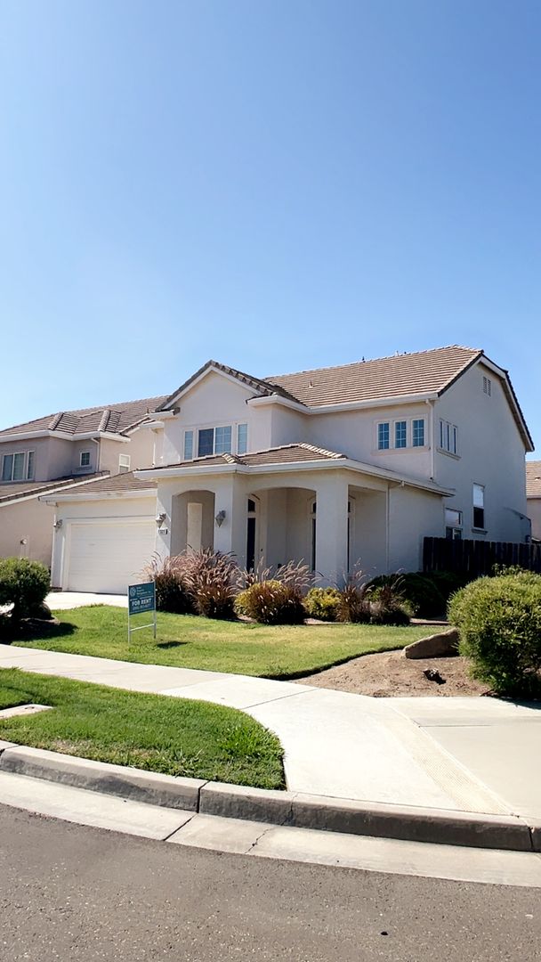 Merced House: 1321 Jenner Dr