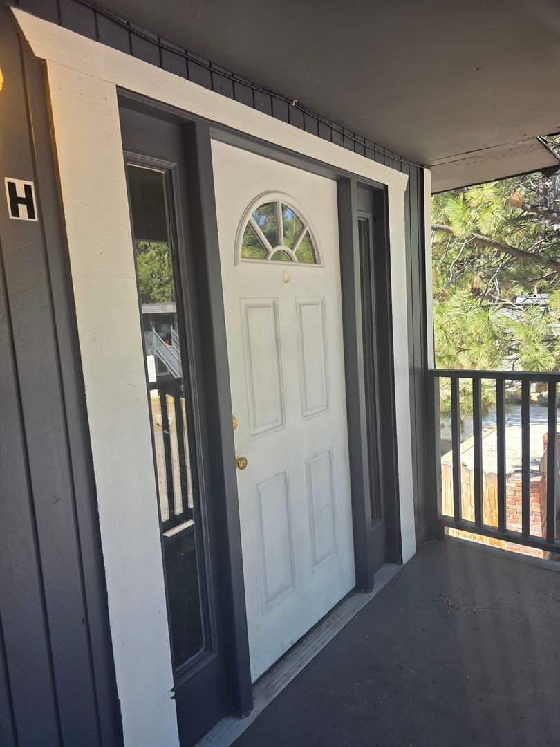 South Lake Tahoe Apartment: 970-976 Glorene Ave