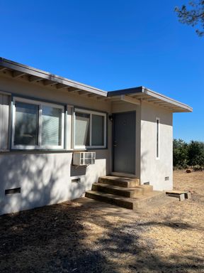 Paradise Triplex-Unit C 1 bed, 1 bath, Locked Storage, No Pets