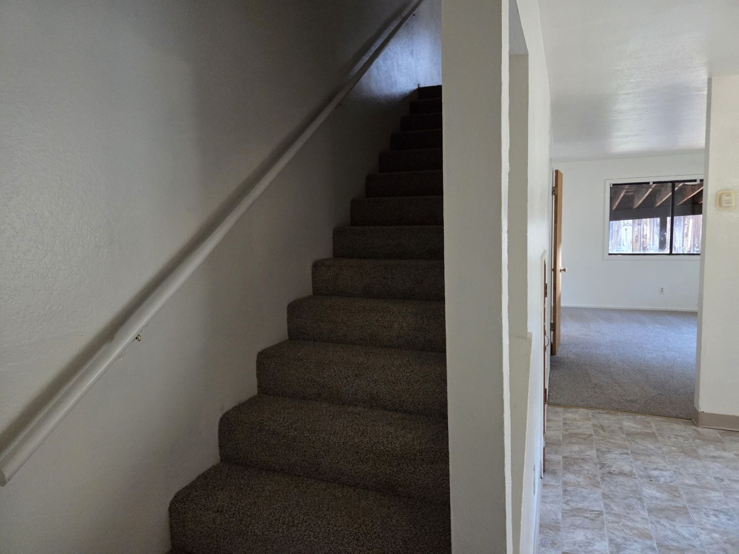 South Lake Tahoe Apartment: 1069 Sierra Blvd.