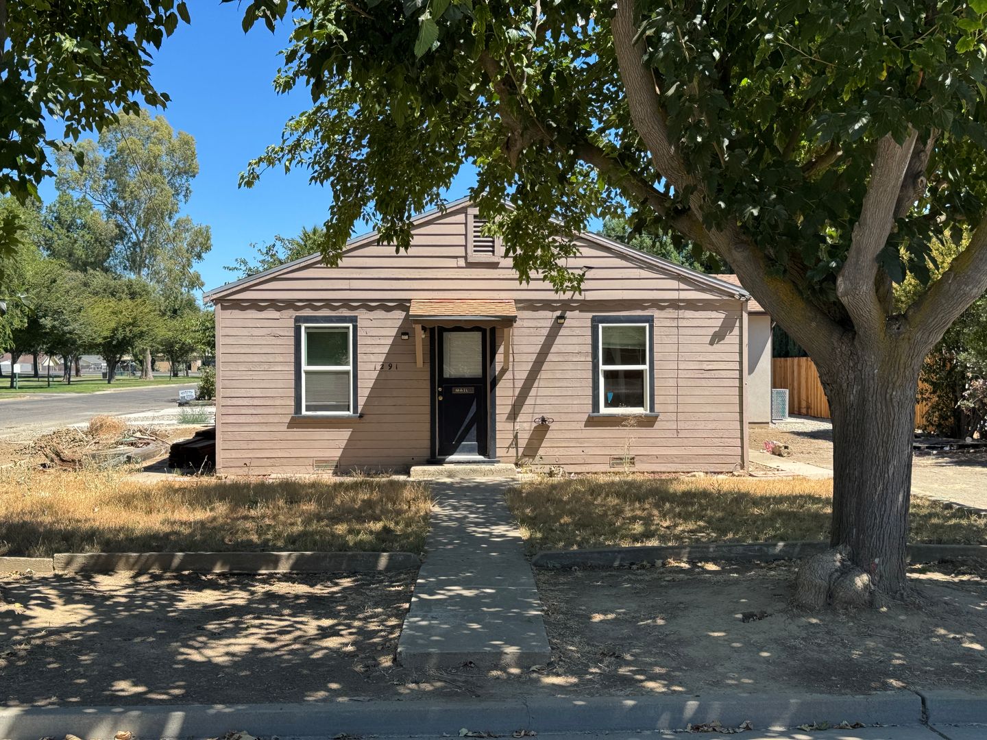 Gustine House: 1291 Wallis Ave