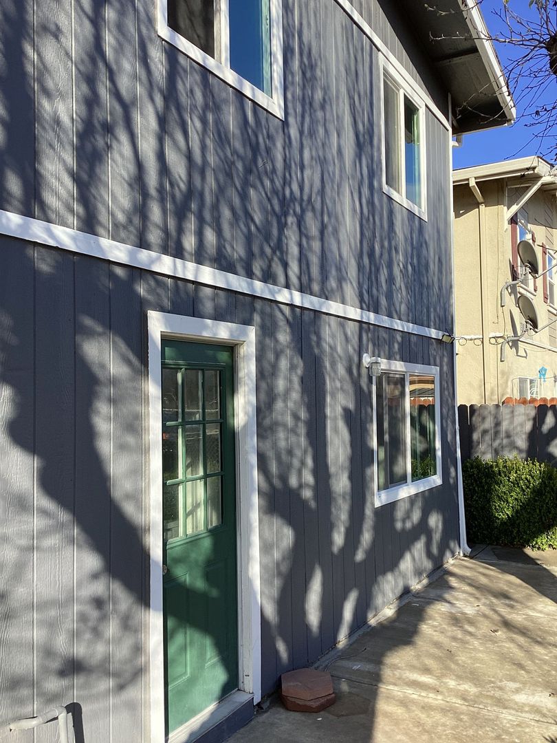 Gustine Apartment: 1535 South Ave #B