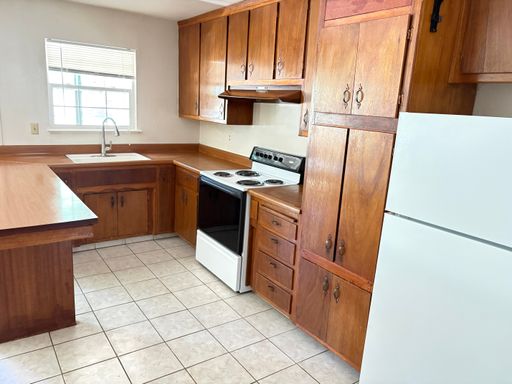 Large newly remodeled one bedroom upstairs apartment walking distance to the lake (No pets FIRM) – photo 1