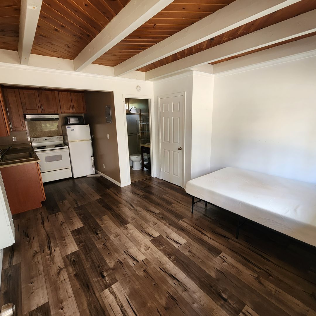 South Lake Tahoe Apartment: 1133 Bonanza Ave
