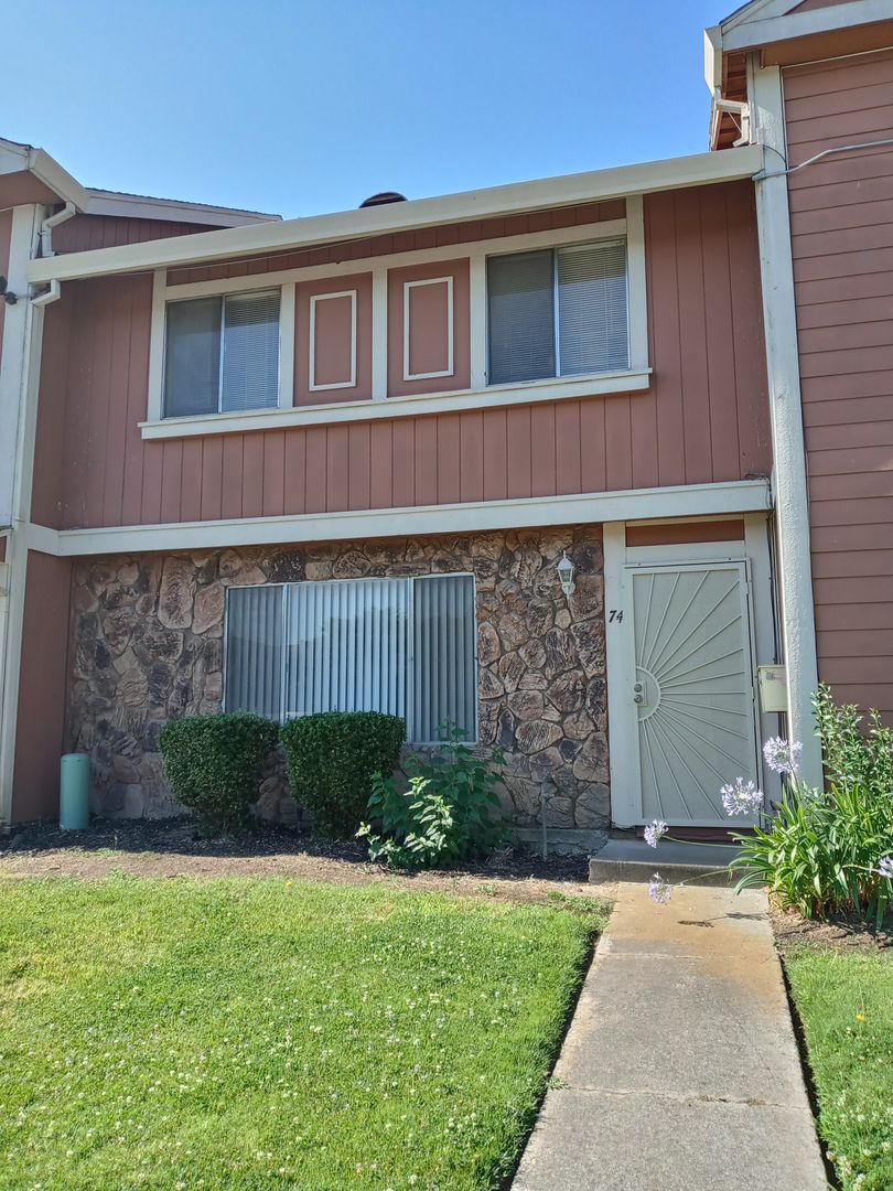 Sacramento House: 74 Creeks Edge Way