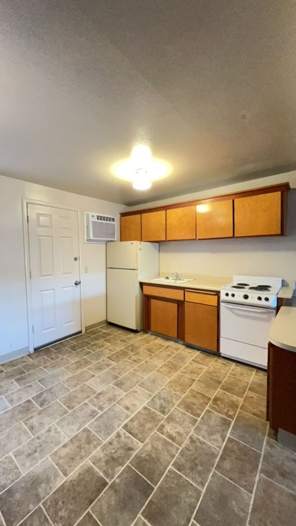 Winton Apartment: 6910 N. Santa Fe Dr #1