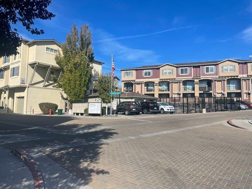 <b>Tri Level Sparks Townhouse with Dual Primary Suites<br><br> – photo 1