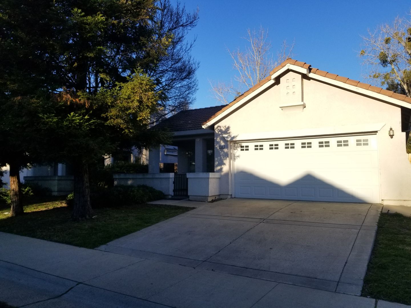 Sacramento House: 380 Groth Circle