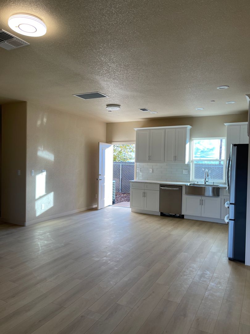 Paradise Apartment: 5524 Paloma Avenue