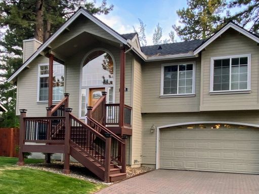 Large upscale home with large garage – photo 1