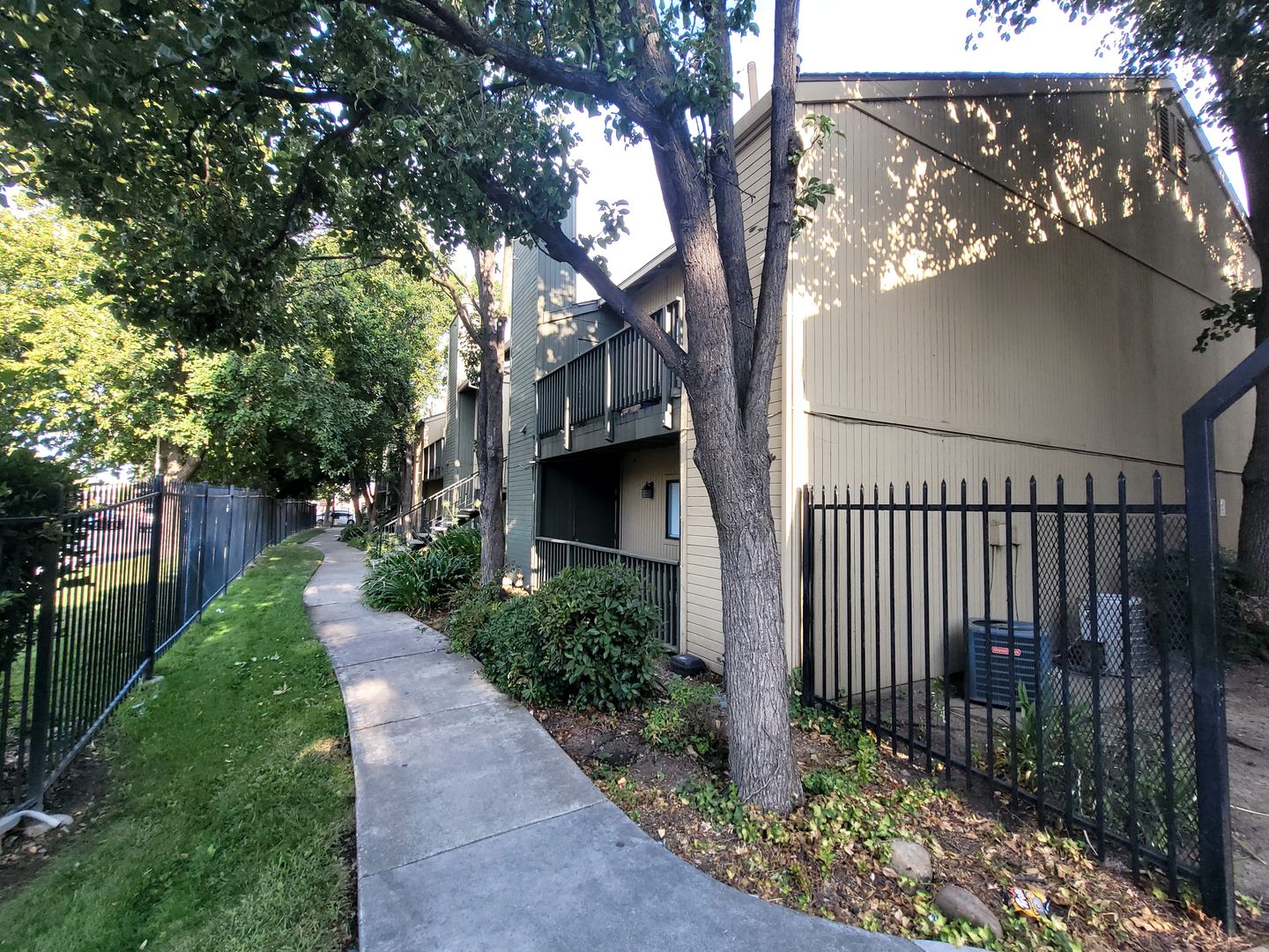 North Highlands Condo: 3941 Madison Ave. #200