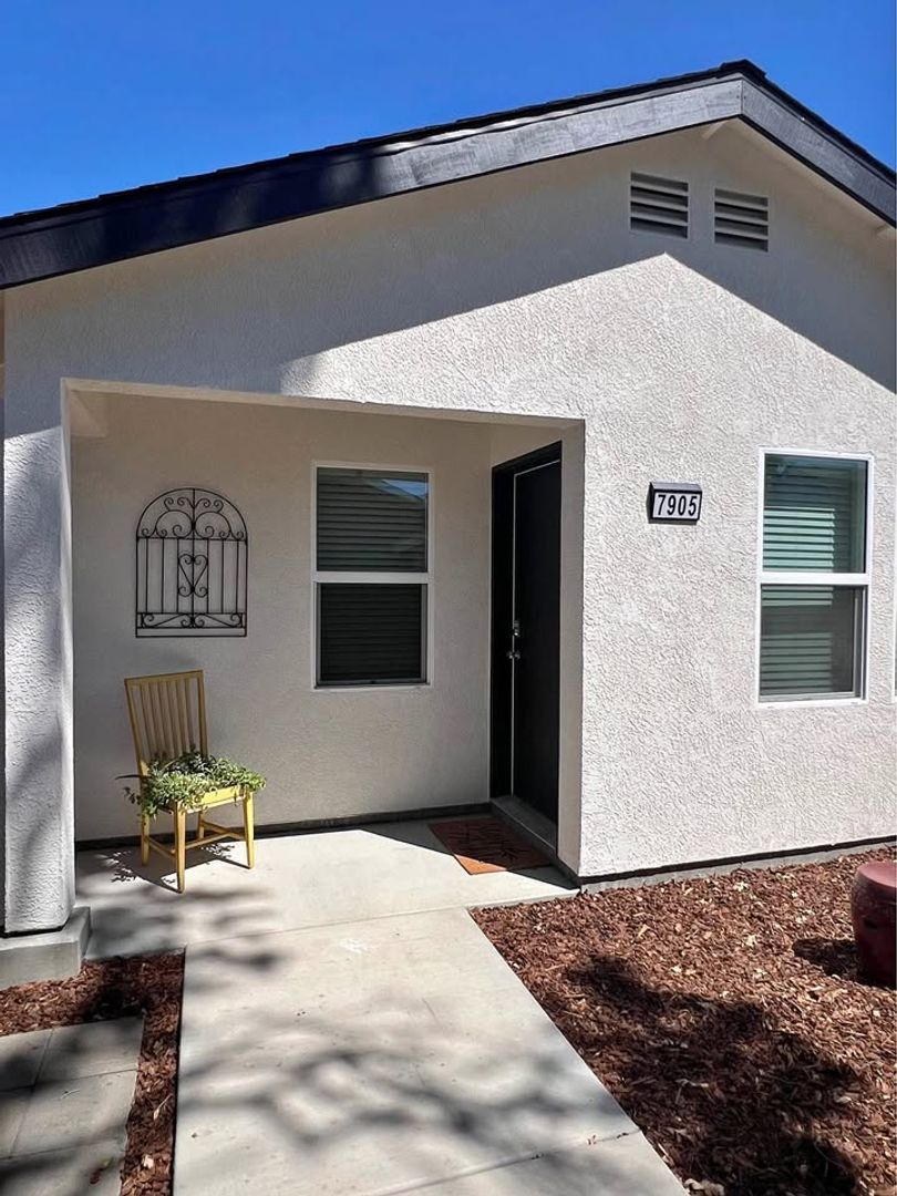 Sacramento Apartment: 7901 & 7905 Farnell Way