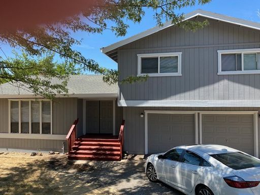 Nice 2 story 3/2 in Lake of the Pines