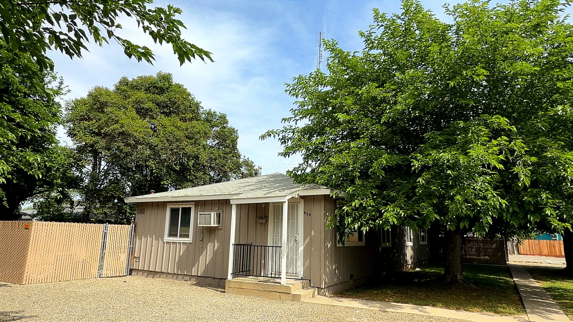 Merced Apartment: 639 W Santa Fe Ave