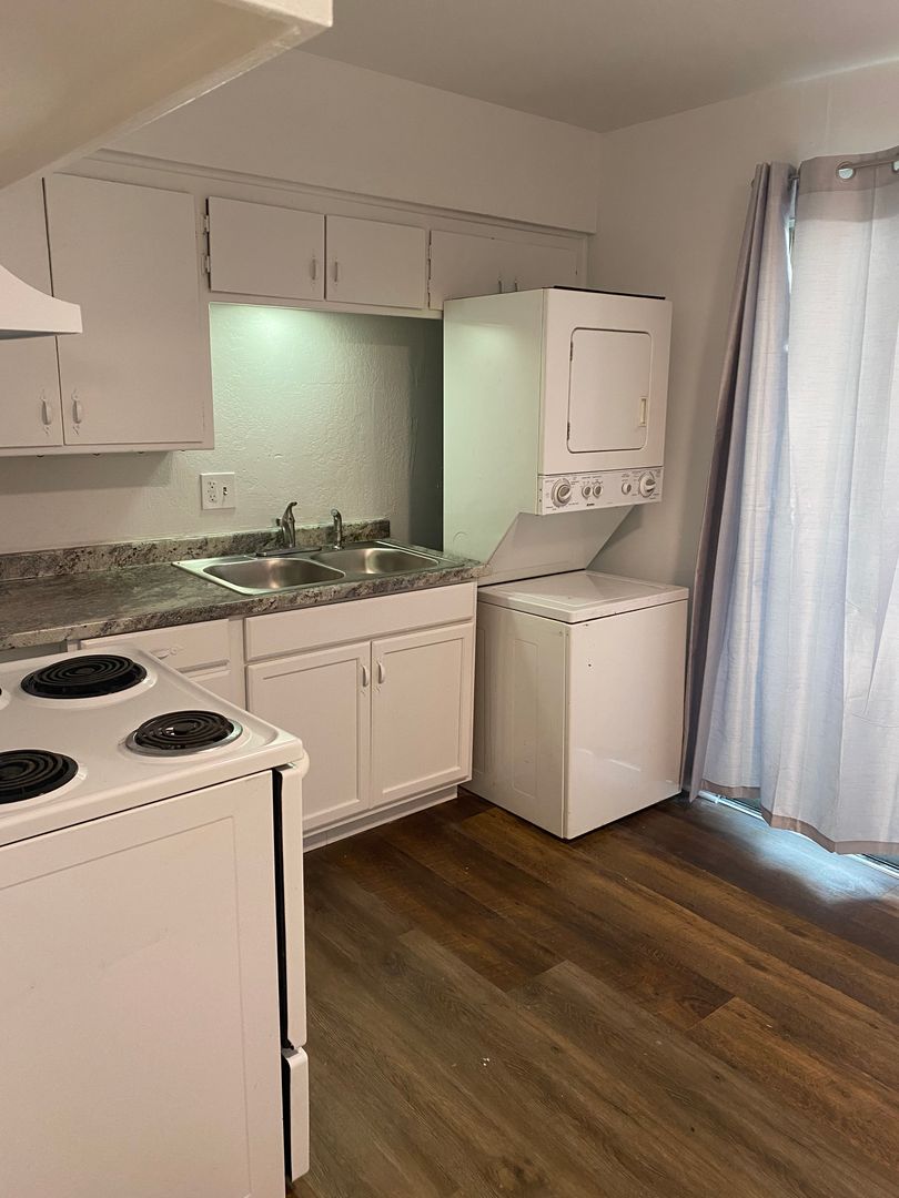 South Lake Tahoe Apartment: 1974 D St