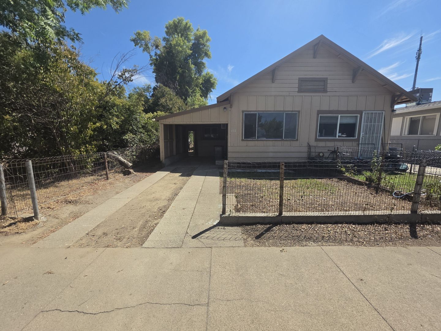 Corning Apartment: 1517 Solano St
