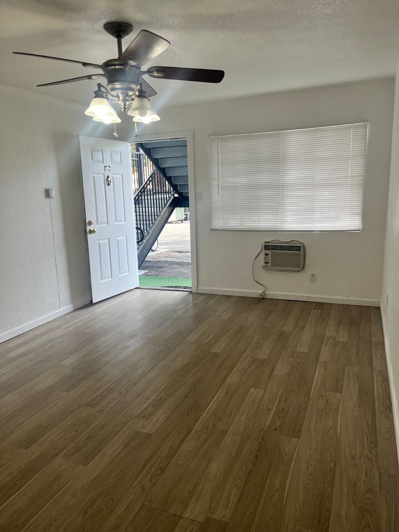 South Lake Tahoe Apartment: 3930 Pioneer Trl (1009 Moss)