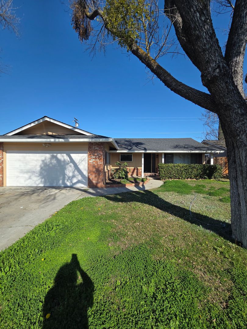 Modesto House: 1525 Lavender Ln