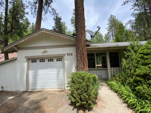 Bright Two Bedroom Home With a Large Backyard and Garage – photo 1