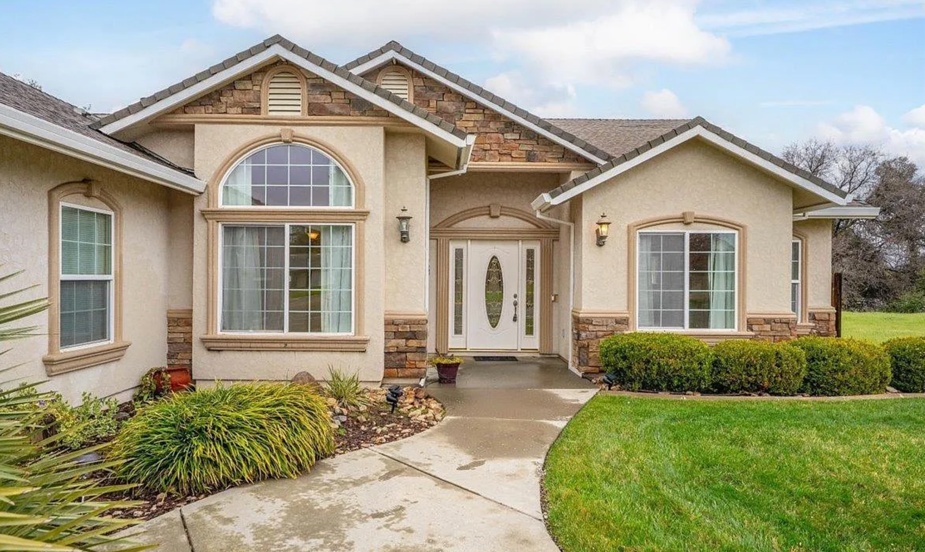 Red Bluff House: 1460 Leonard Lane