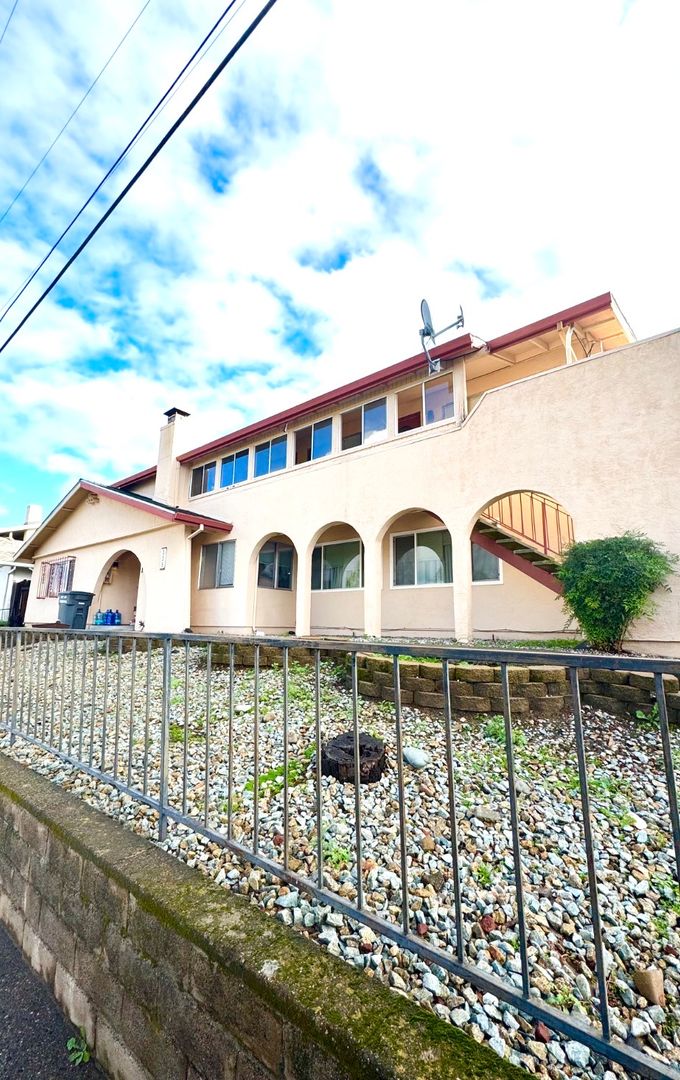 Redding Apartment: 335 Buckeye Terrace