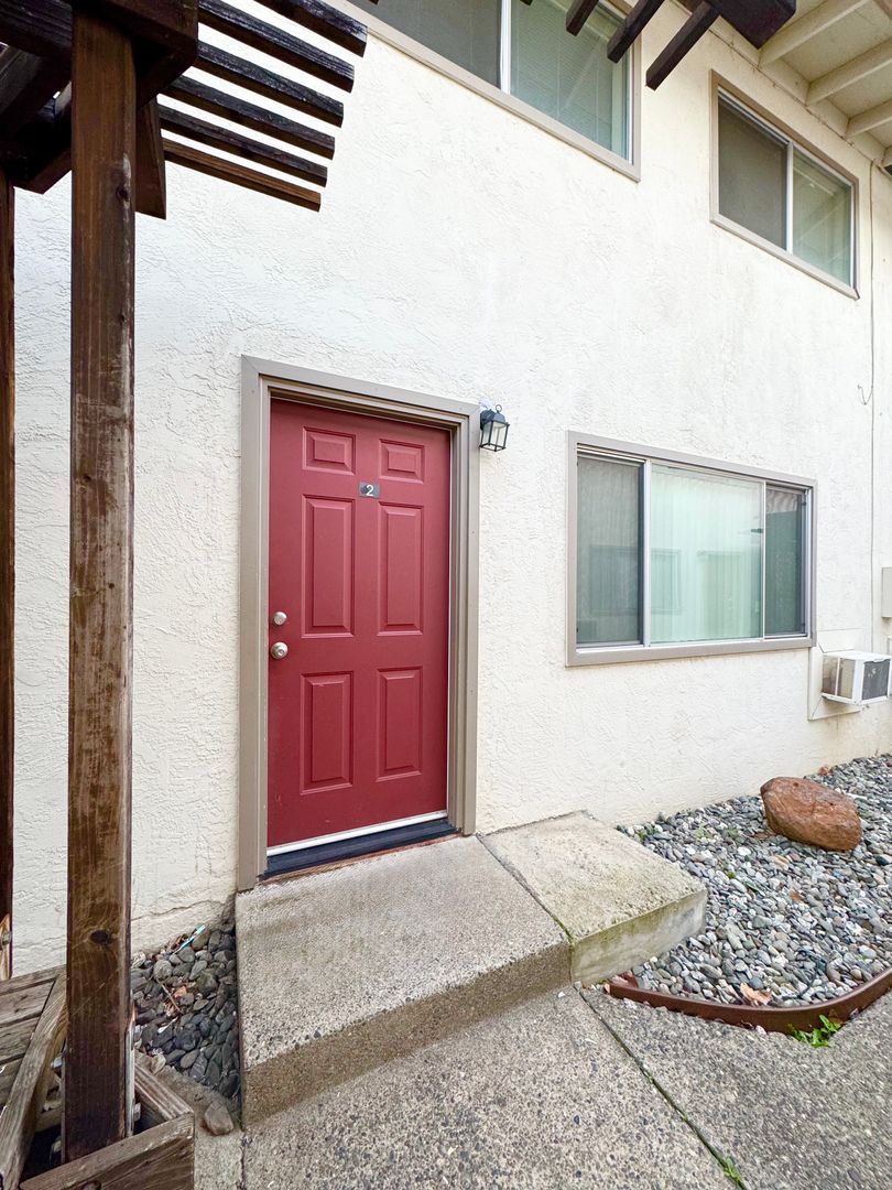 Redding Townhome: 1060 South Street