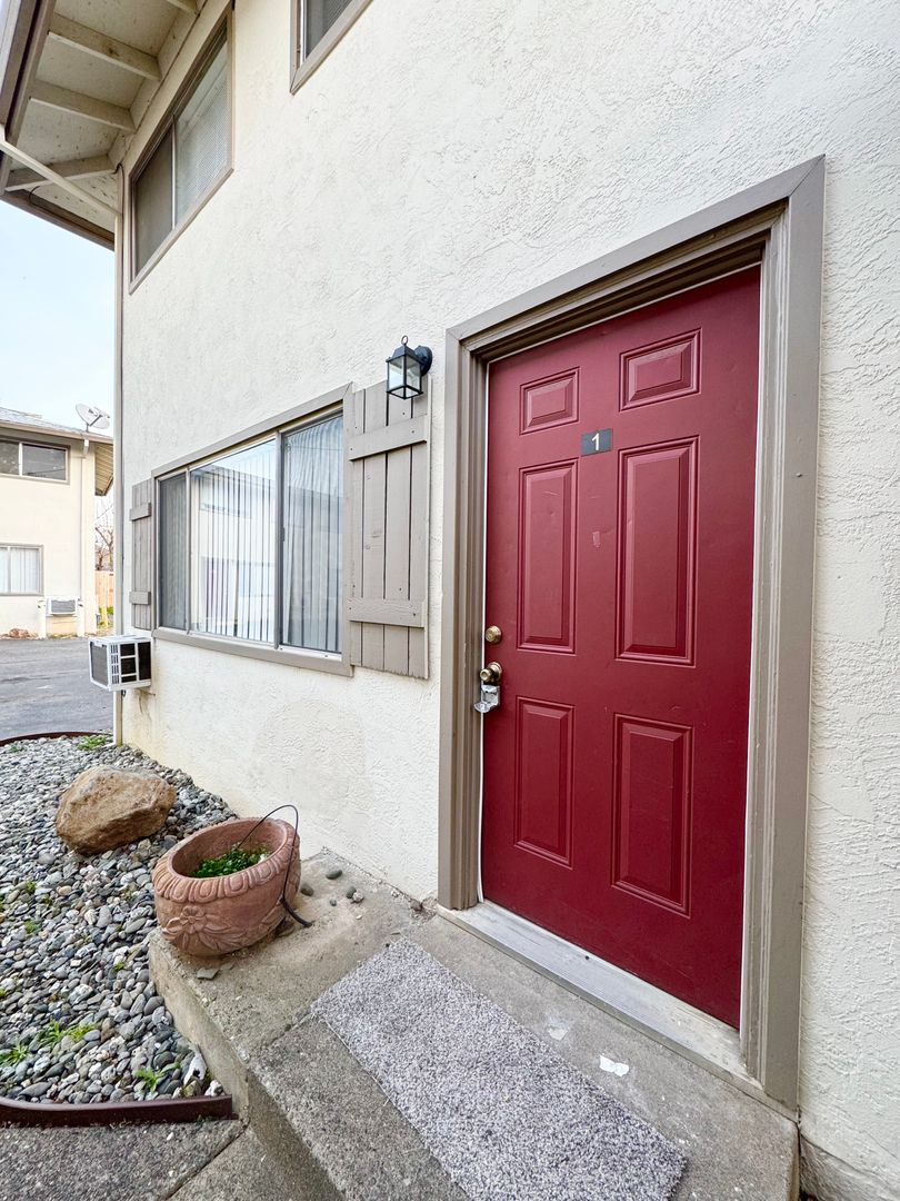 Redding Townhome: 1060 South Street