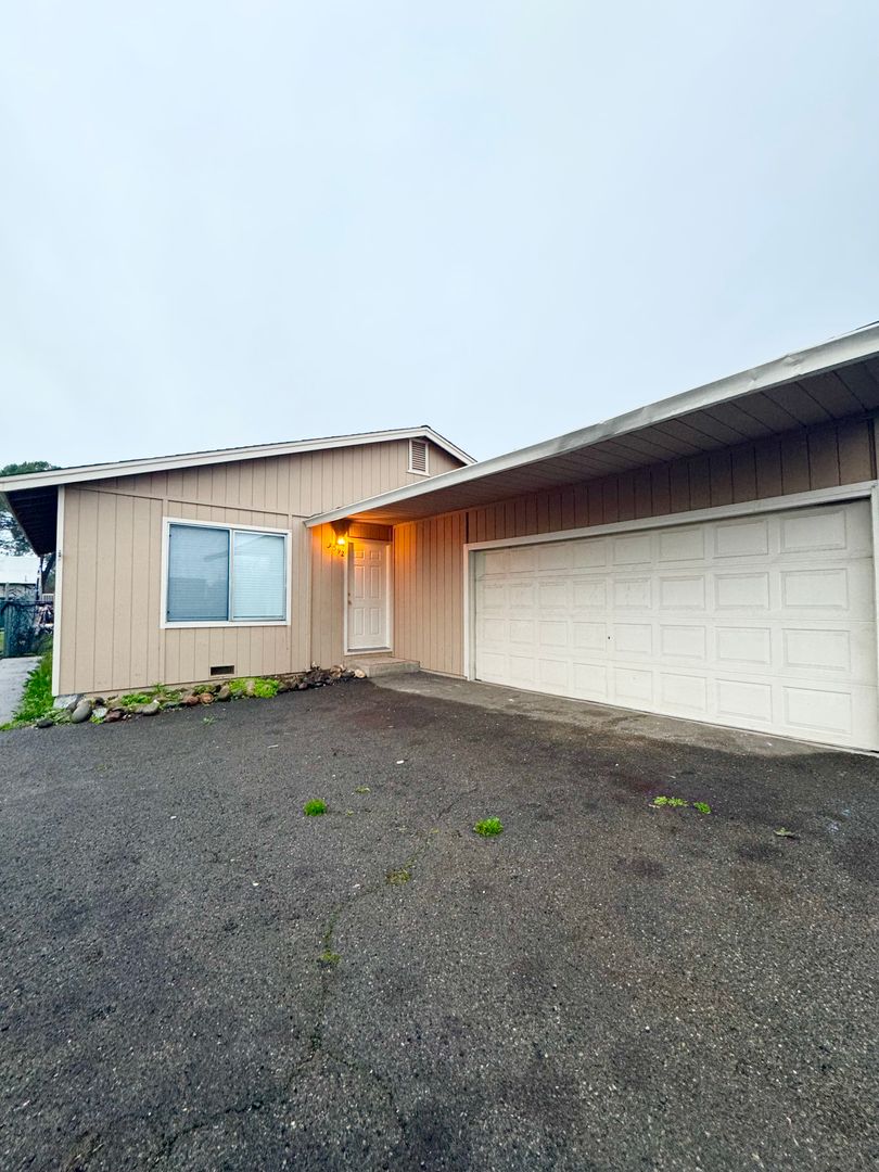 Redding House: 3592 Railroad Avenue