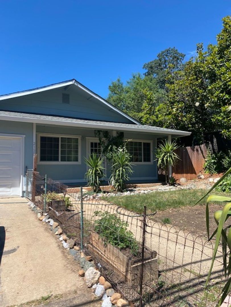 Shasta Lake House: 2128 Grand Coulee Blvd.
