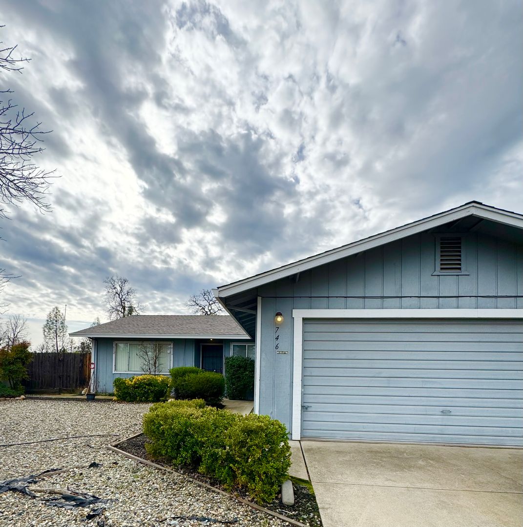 Redding House: 746 Redwood Blvd.